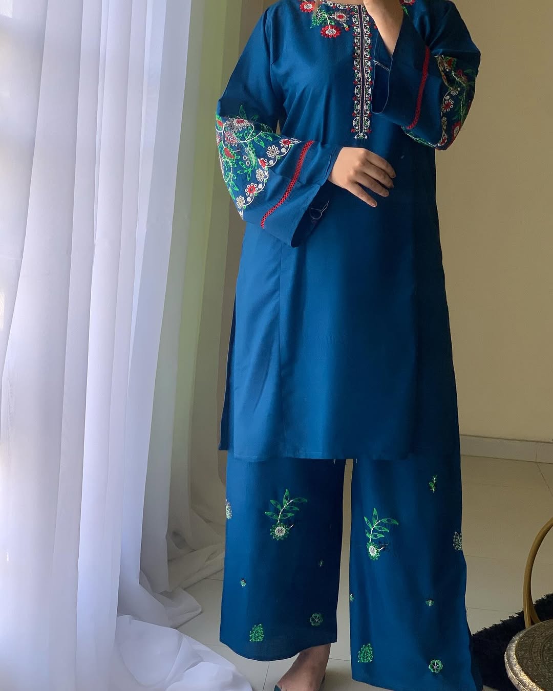 Saniya Emb 2pc detail