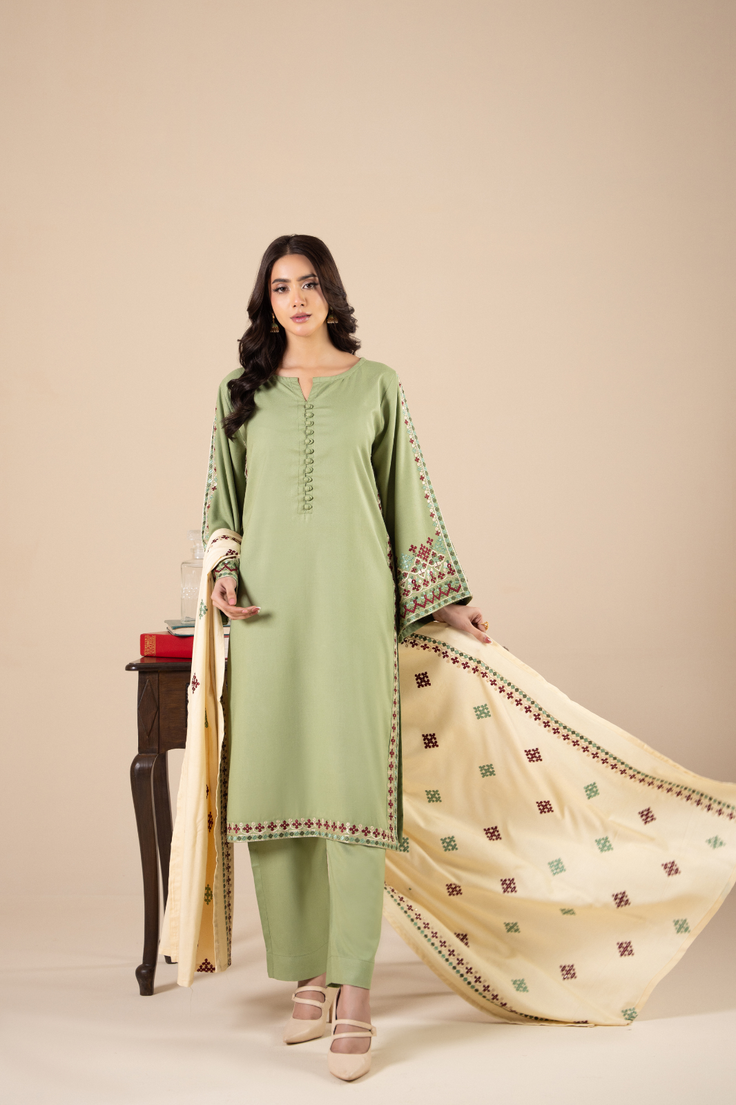 Hoorain Emb 3pc front