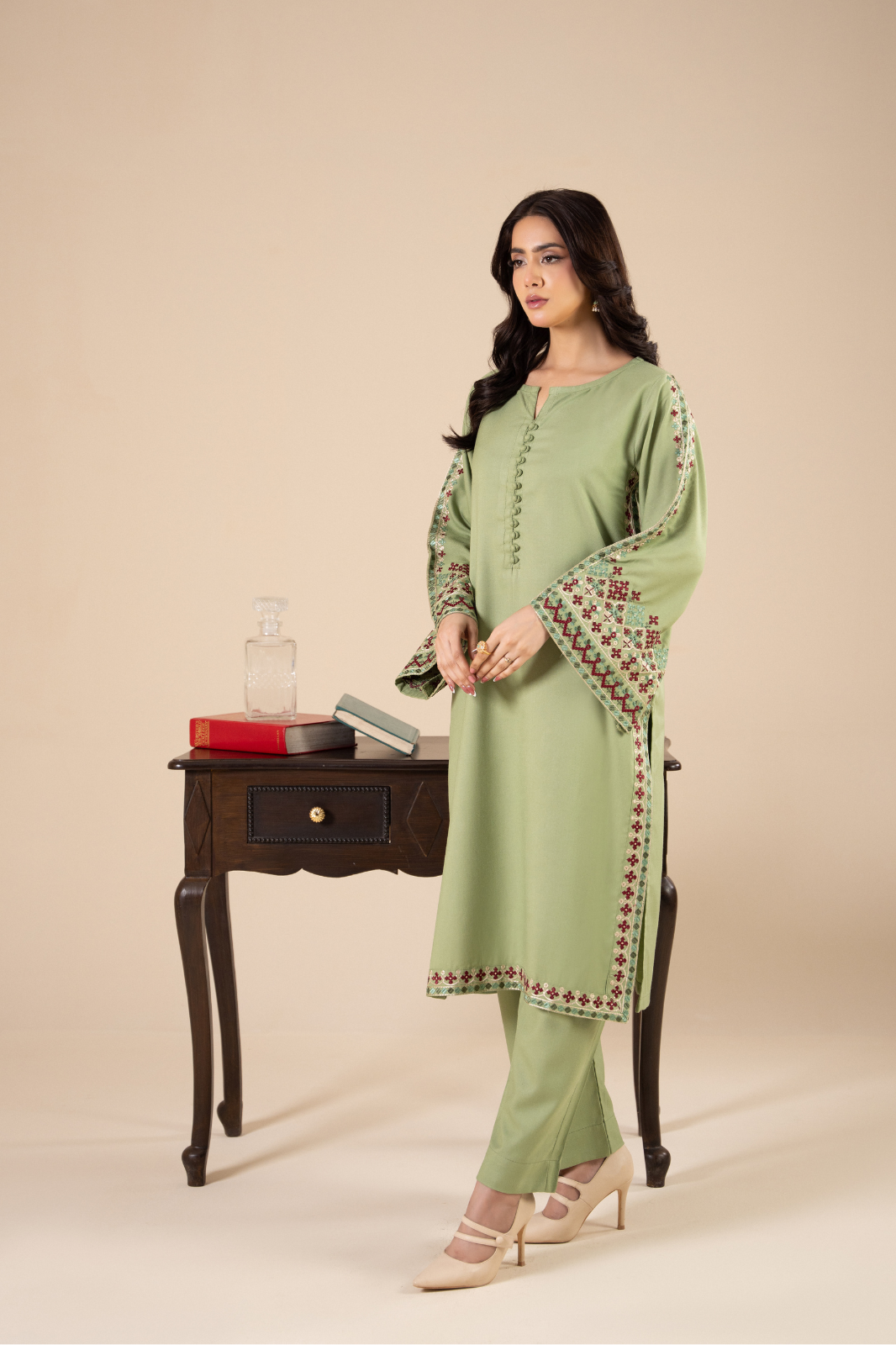 Hoorain Emb 3pc detail
