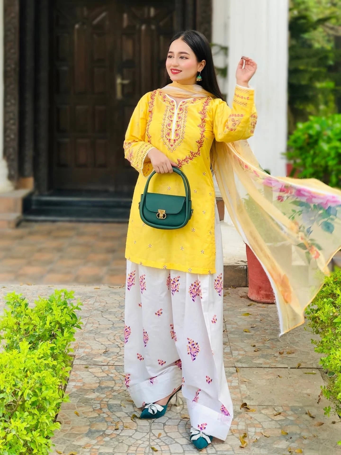 Hajra Emb Soft Lawn 3pc detail